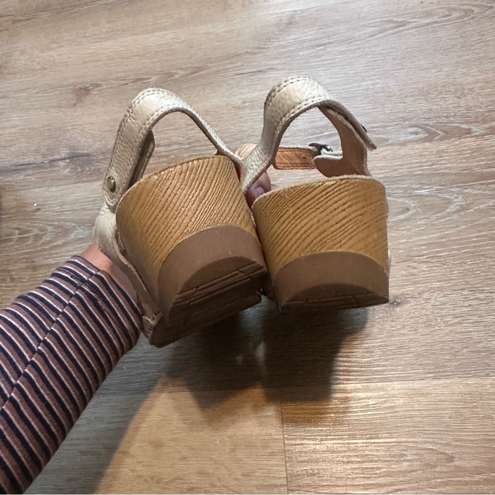 Dansko Sandal Womens 39 Beige Tricia Milled Leather Ankle Strap Open Toe Wedge - Picture 9 of 10